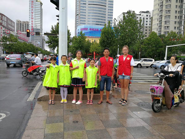 胜利东小学生志愿者冒雨开展安全出行文明劝导